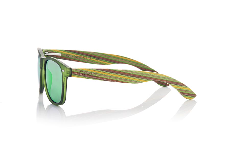 Gafas de Madera Natural de Bambú SKA GREEN. Las gafas de sol Ska Green están fabricadas con el frontal en PC Verde Transparente mate y las varillas en madera de bambú laminada de colores con un patrón en verde, combinadas con varios colores de lentes que se adaptan a tu estilo. Medida frontal: 148x50mm Venta al Por Mayor y Detalle | Root Sunglasses® 